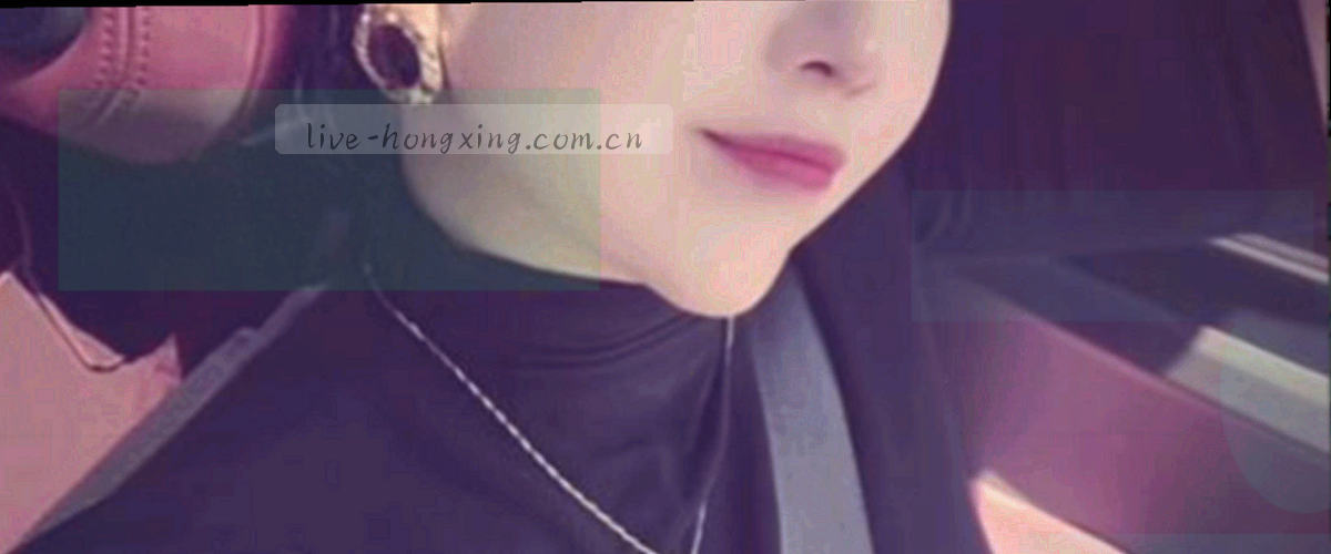 抽象的金色光带穿过深红色空间